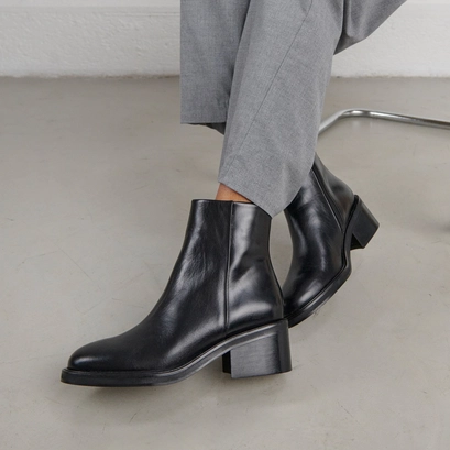 Boots &agrave; talons &eacute;pais en cuir noir | DANSEUSE | Jonak