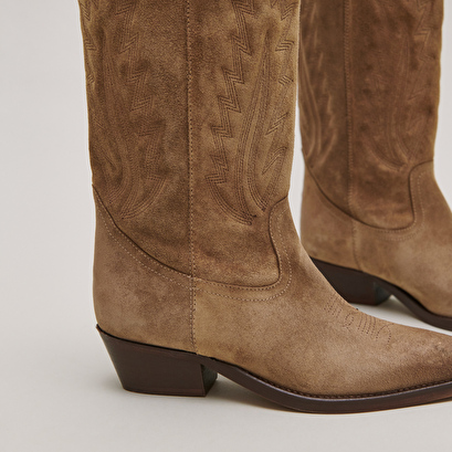 Bottes à bouts pointus et surpiqures apparentes en croute taupe foncé | DELEA | Jonak