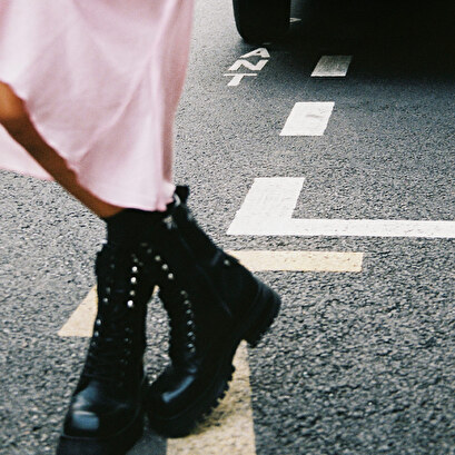 Bottines rangers à lacets, zips et bouts... en cuir grainé noir | BROADWAY | Jonak