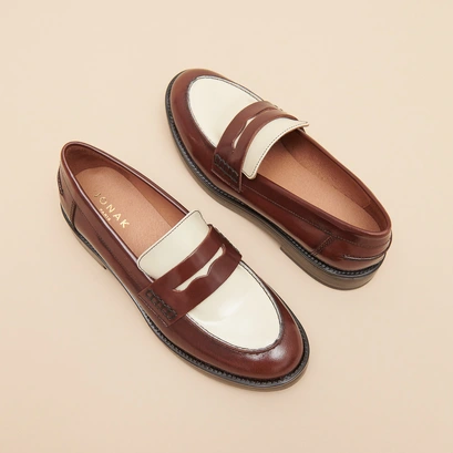 Mocassins &agrave; bouts ronds en cuir glac&eacute; marron et &eacute;cru | MIRNA