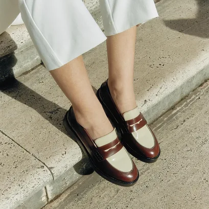 Mocassins &agrave; bouts ronds en cuir glac&eacute; marron et &eacute;cru | MIRNA