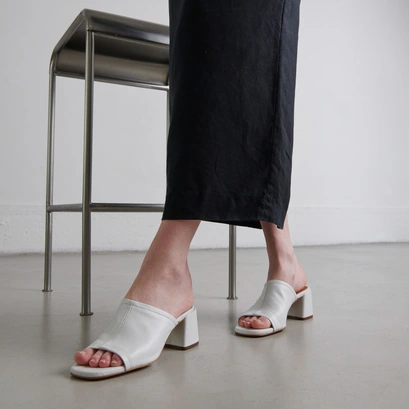Mules &agrave; talons et bouts ouverts en cuir blanc | BUTTERFLY