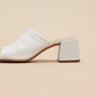 Mules &agrave; talons et bouts ouverts en cuir blanc | BUTTERFLY