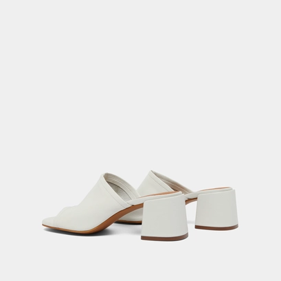 Mules &agrave; talons et bouts ouverts en cuir blanc | BUTTERFLY