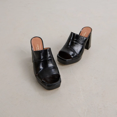 Mules &agrave; talons et bouts ouverts en cuir brillant noir | VAGABOND
