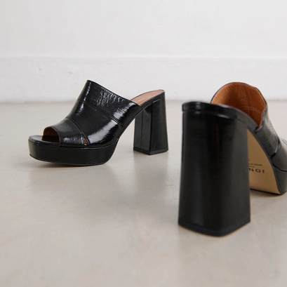 Mules &agrave; talons et bouts ouverts en cuir brillant noir | VAGABOND