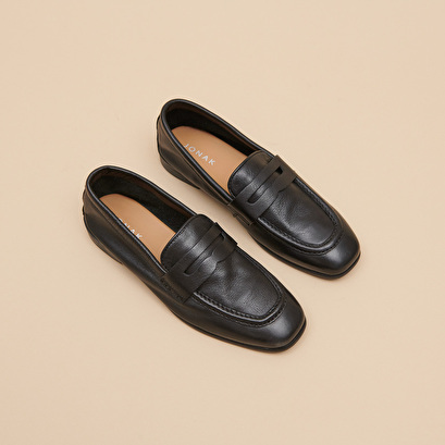 Mocassins à talons plats et bouts arrond... en cuir grainé noir | ACA | Jonak