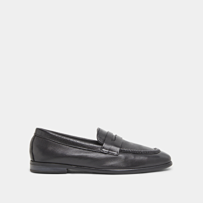 Mocassins à talons plats et bouts arrond... en cuir grainé noir | ACA | Jonak
