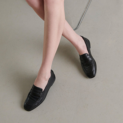 Mocassins à talons plats et bouts arrond... en cuir grainé noir | ACA | Jonak