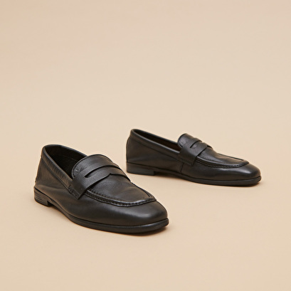 Mocassins à talons plats et bouts arrond... en cuir grainé noir | ACA | Jonak