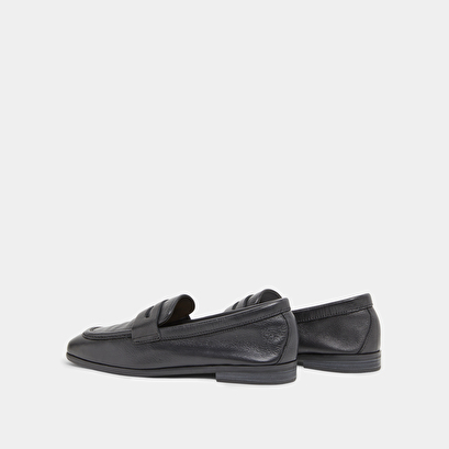 Mocassins à talons plats et bouts arrond... en cuir grainé noir | ACA | Jonak