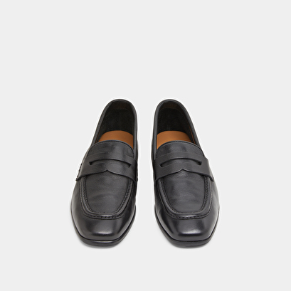 Mocassins à talons plats et bouts arrond... en cuir grainé noir | ACA | Jonak