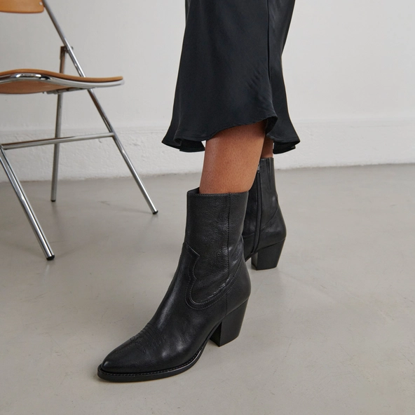 Bottines &agrave; talons et surpiqures apparentes en cuir noir | DJAMENA | Jonak