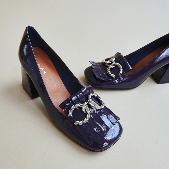 Mocassins à talons et boucles argentées... en vernis plissé violet | DOMITILLE | Jonak