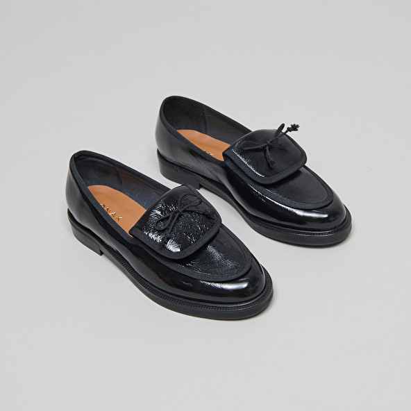 Mocassins à pattes et lacets en vernis plissé noir | DURBAN | Jonak