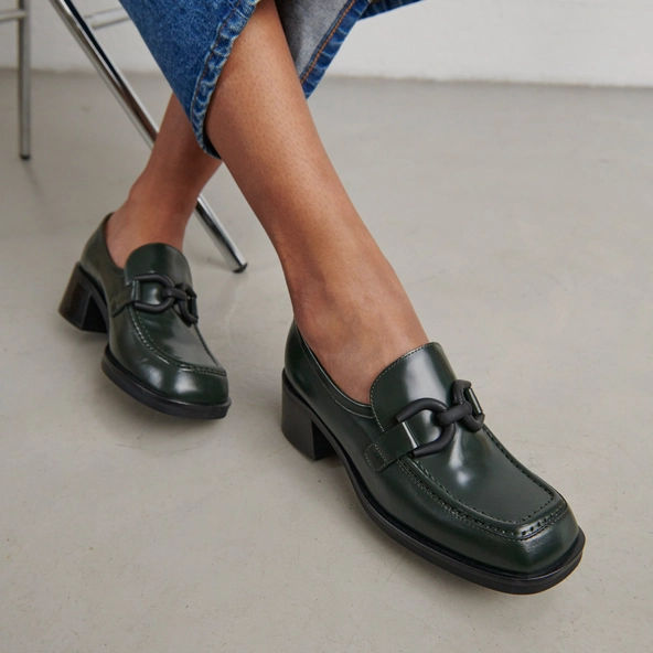Mocassins à talons en cuir glacé vert sapin | DARKNET | Jonak