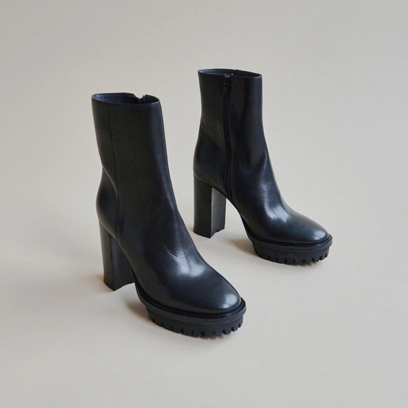 Bottines à talons et semelles crantées en cuir noir | DONATIEN | Jonak