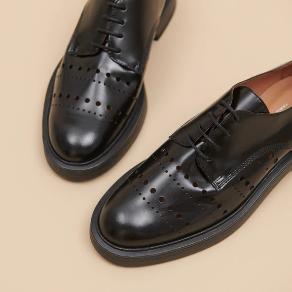 Derbies perc&eacute;es en cuir glac&eacute; noir | AMARANTE | Jonak