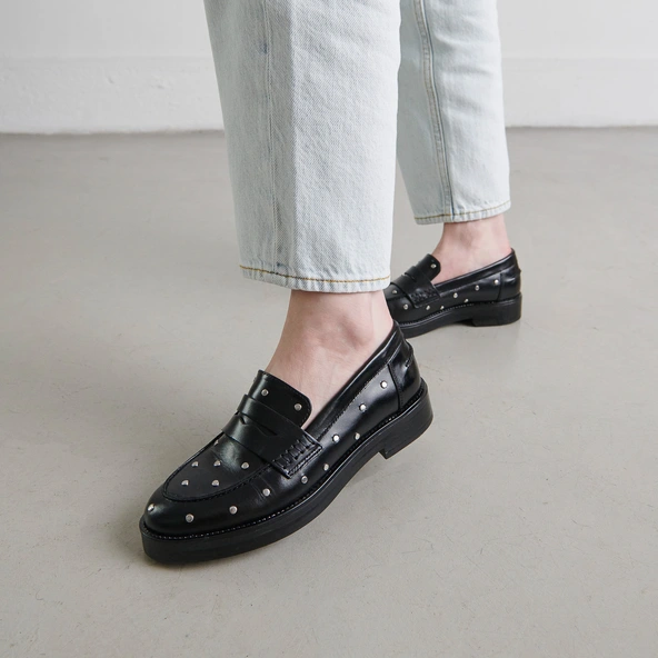Mocassins &agrave; d&eacute;tails argent&eacute;s en cuir noir | MIRNOU | Jonak