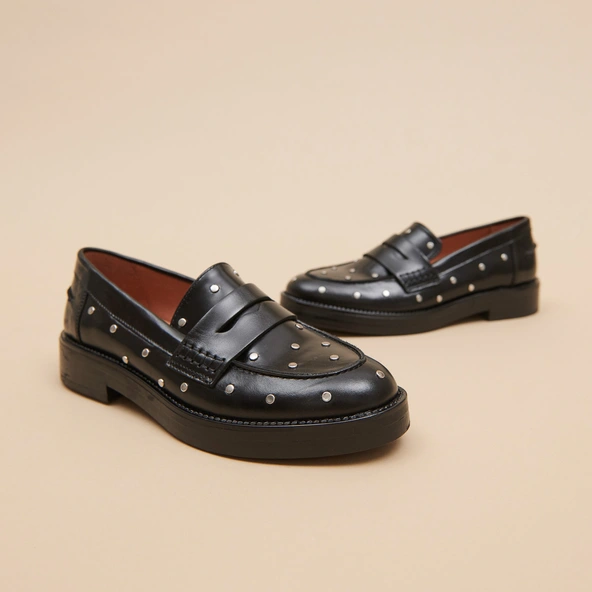 Mocassins &agrave; d&eacute;tails argent&eacute;s en cuir noir | MIRNOU | Jonak