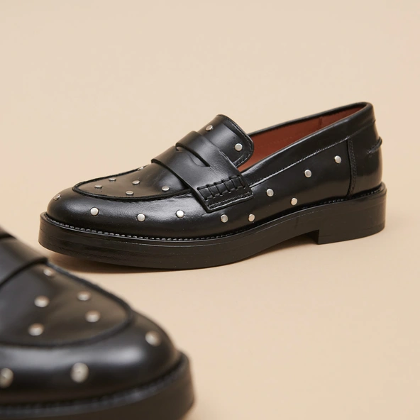 Mocassins &agrave; d&eacute;tails argent&eacute;s en cuir noir | MIRNOU | Jonak