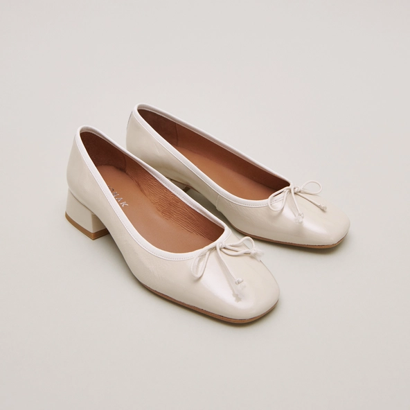Ballerines à petits talons en vernis plissé écru | DYBIL | Jonak