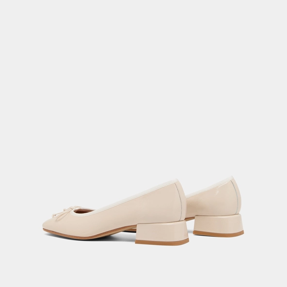 Ballerines à petits talons en vernis plissé écru | DYBIL | Jonak