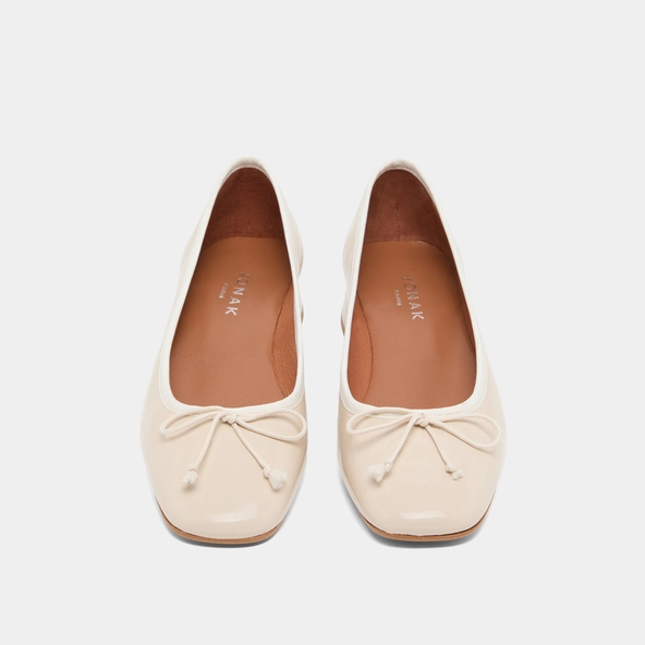 Ballerines à petits talons en vernis plissé écru | DYBIL | Jonak