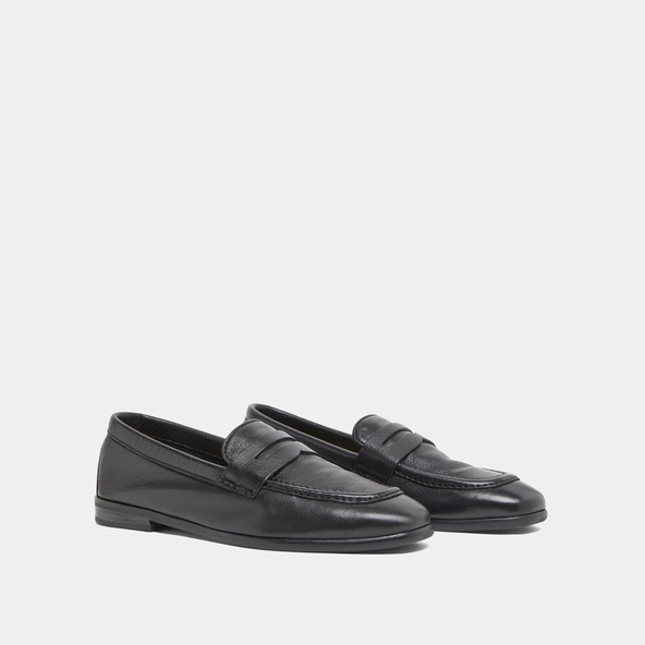 Mocassins à talons plats et bouts arrond... en cuir grainé noir | ACA | Jonak