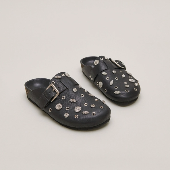 Mules &agrave; d&eacute;tails argent&eacute;s en cuir grain&eacute; noir | WASILA | Jonak