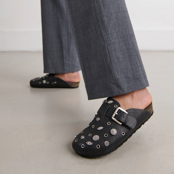 Mules &agrave; d&eacute;tails argent&eacute;s en cuir grain&eacute; noir | WASILA | Jonak