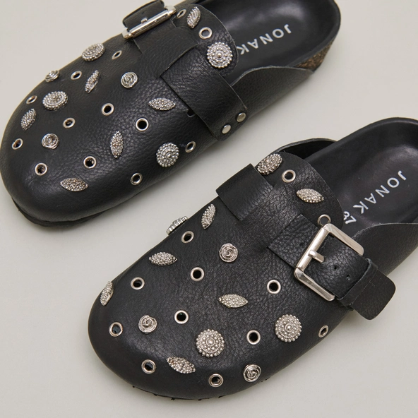 Mules &agrave; d&eacute;tails argent&eacute;s en cuir grain&eacute; noir | WASILA | Jonak