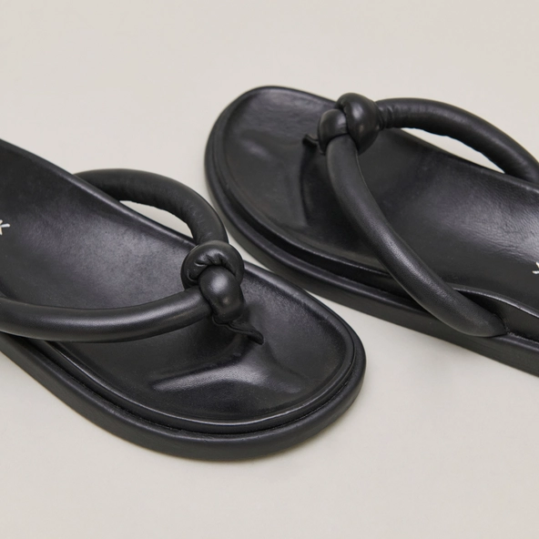 Mules &agrave; brides en cuir noir | WOODLAND | Jonak
