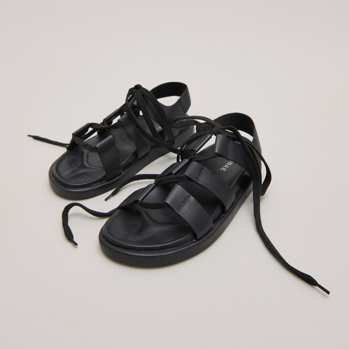 Sandales à multiples brides et lacets en cuir noir | WELLINGTON | Jonak