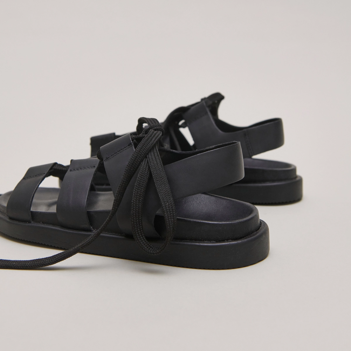 Sandales à multiples brides et lacets en cuir noir | WELLINGTON | Jonak