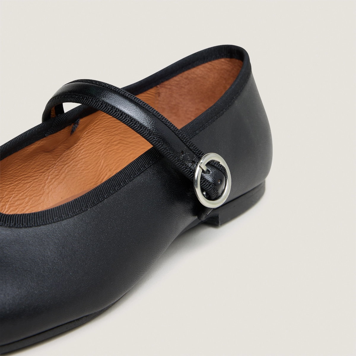 Ballerines à brides et boucles ajustantes en cuir noir | DEESSE | Jonak