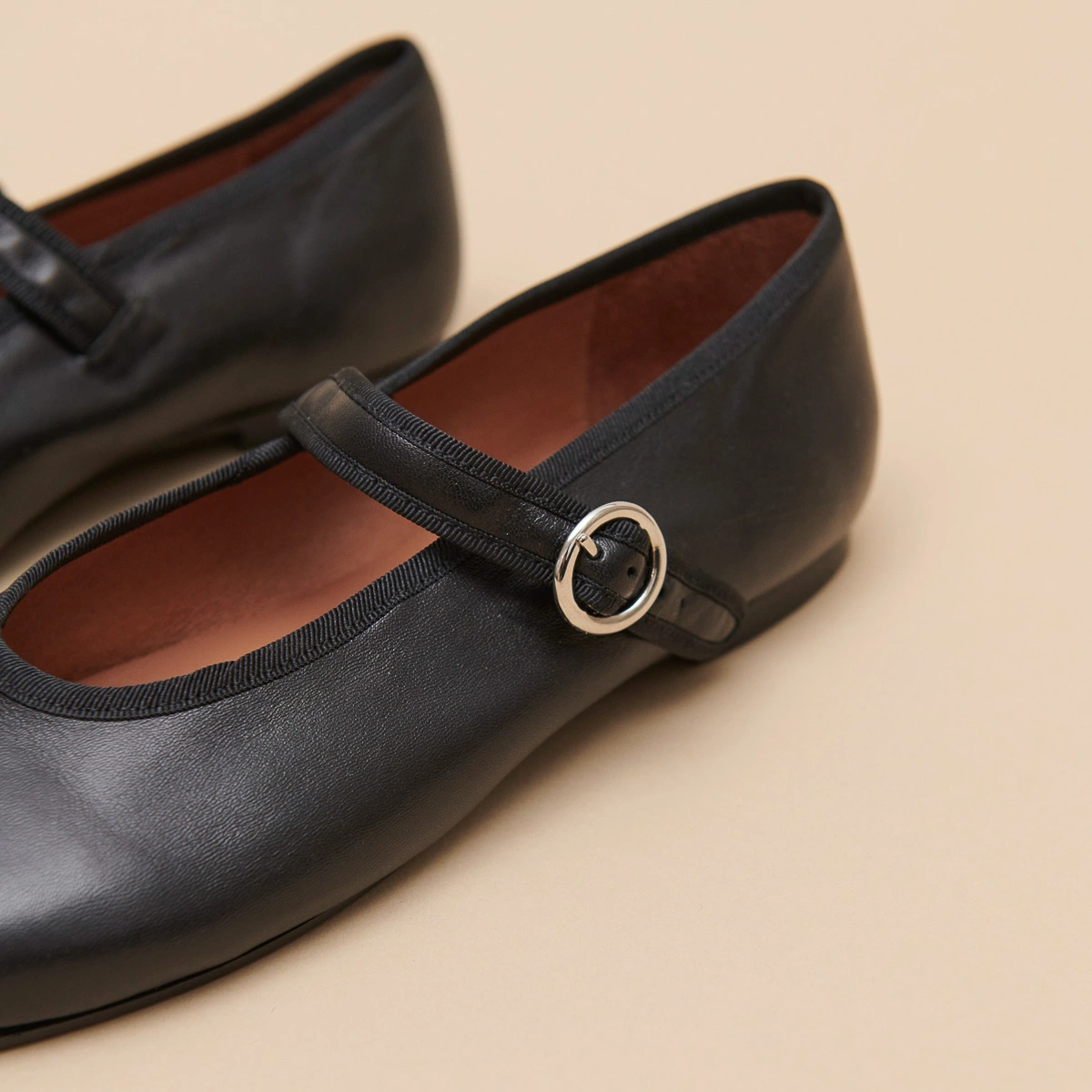 Ballerines à brides et boucles ajustantes en cuir noir | DEESSE | Jonak