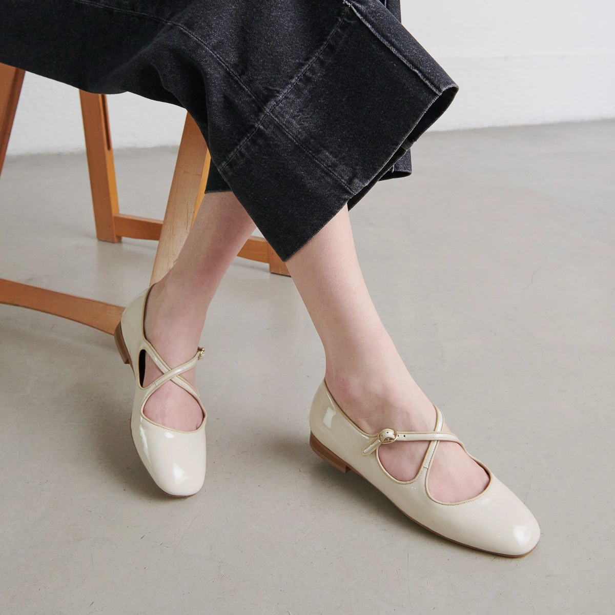 Ballerines à brides entrecroisées en vernis et cuir écrus | DUCKY | Jonak