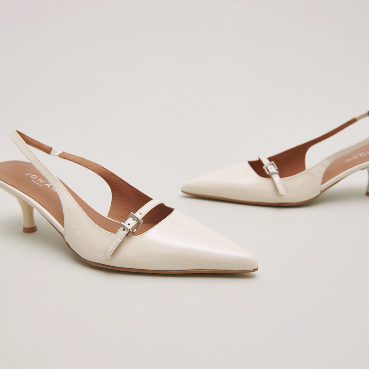 Escarpins &agrave; talons en vernis &eacute;cru | DAMOISELLE | Jonak
