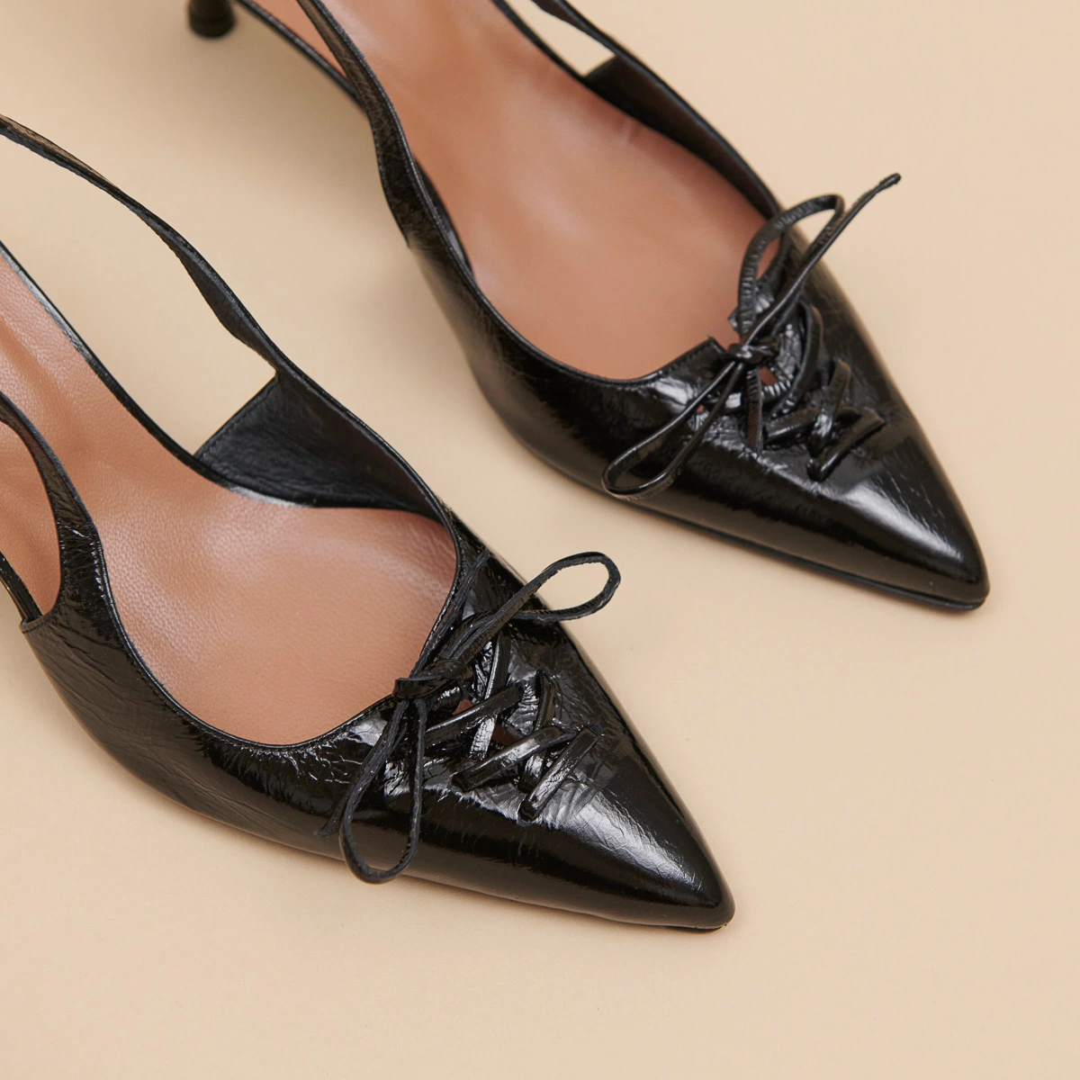 Escarpins &agrave; bouts arri&egrave;res ouverts en cuir brillant noir | DOLENE | Jonak