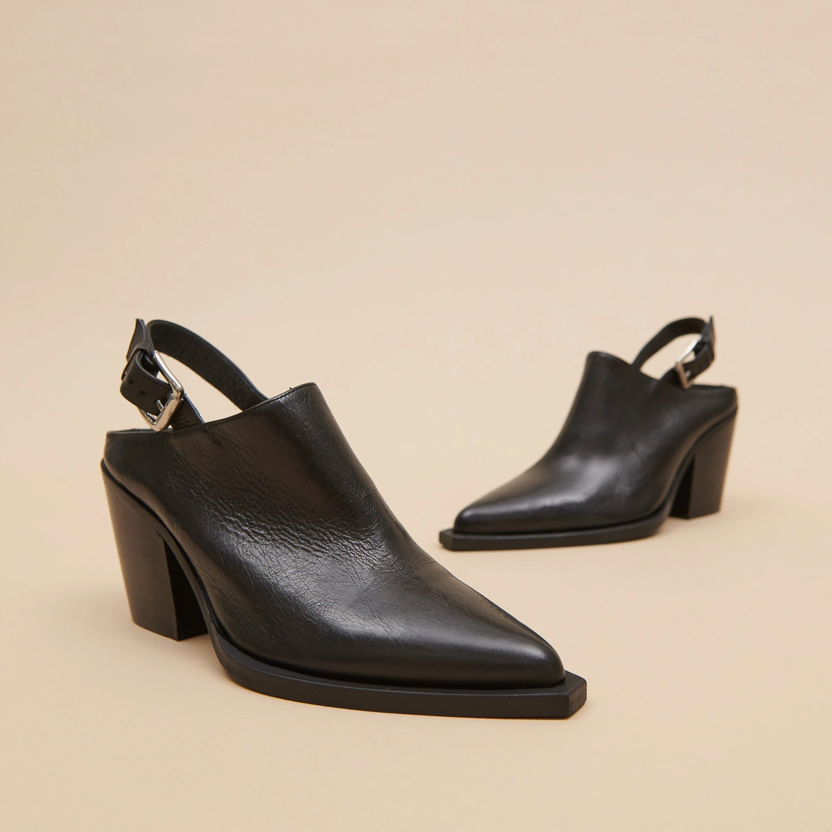Mules &agrave; talons biseaut&eacute;s en cuir noir | DOREN | Jonak