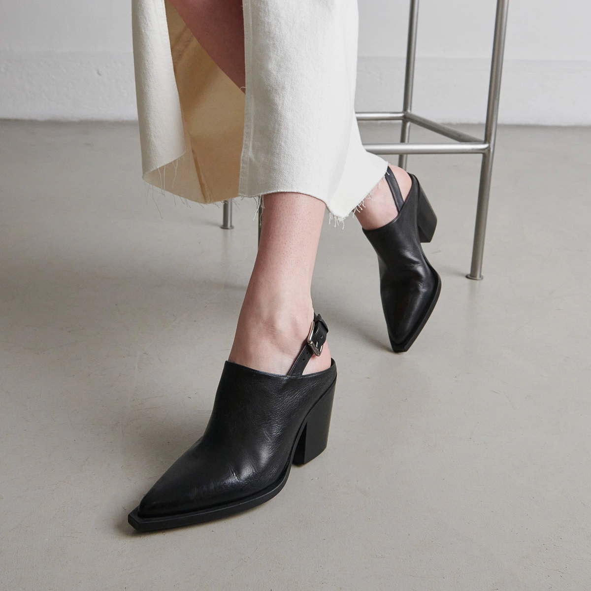 Mules &agrave; talons biseaut&eacute;s en cuir noir | DOREN | Jonak