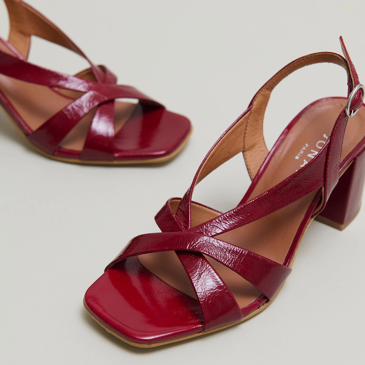 Sandales &agrave; talons en cuir brillant rouge carmin | VANITY | Jonak