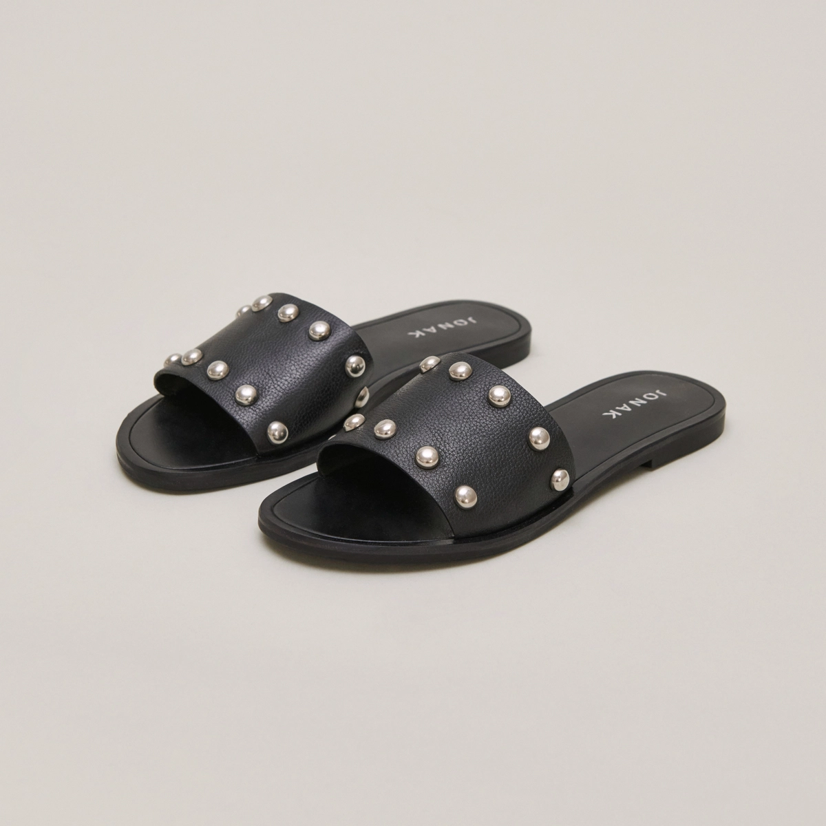 Mules &agrave; d&eacute;tails argent&eacute;s en cuir grain&eacute; noir | WINSLOW | Jonak