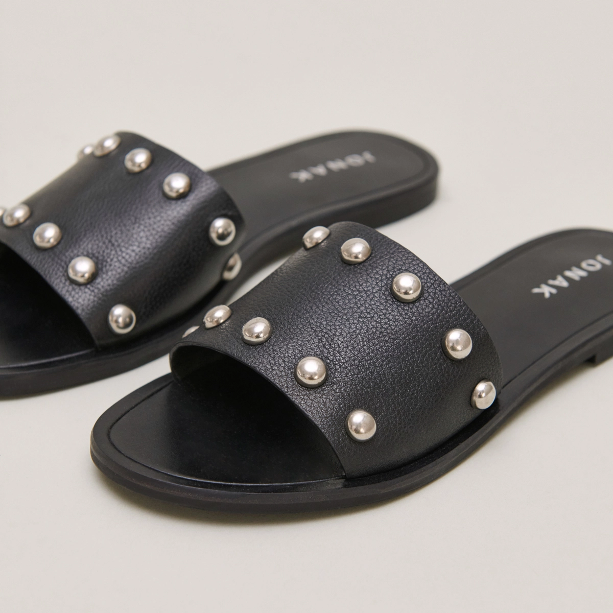 Mules &agrave; d&eacute;tails argent&eacute;s en cuir grain&eacute; noir | WINSLOW | Jonak