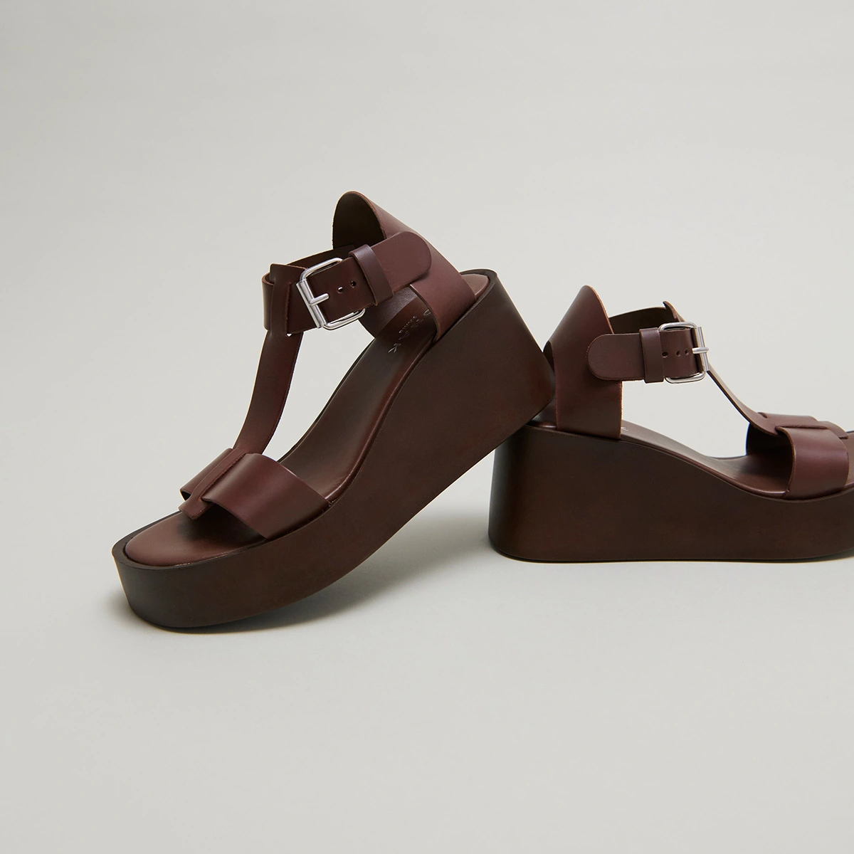 Sandales compens&eacute;es &agrave; boucles ajustables en cuir marron fonc&eacute; | ESTELLE | Jonak
