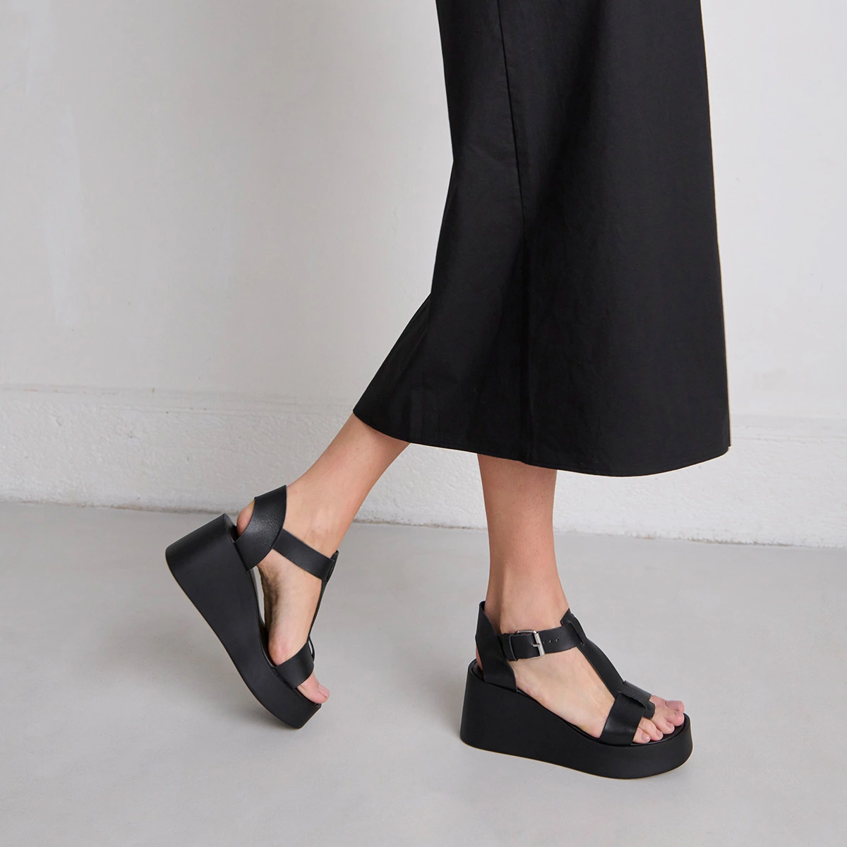 Sandales compensées à boucles ajustables en cuir noir | ESTELLE | Jonak