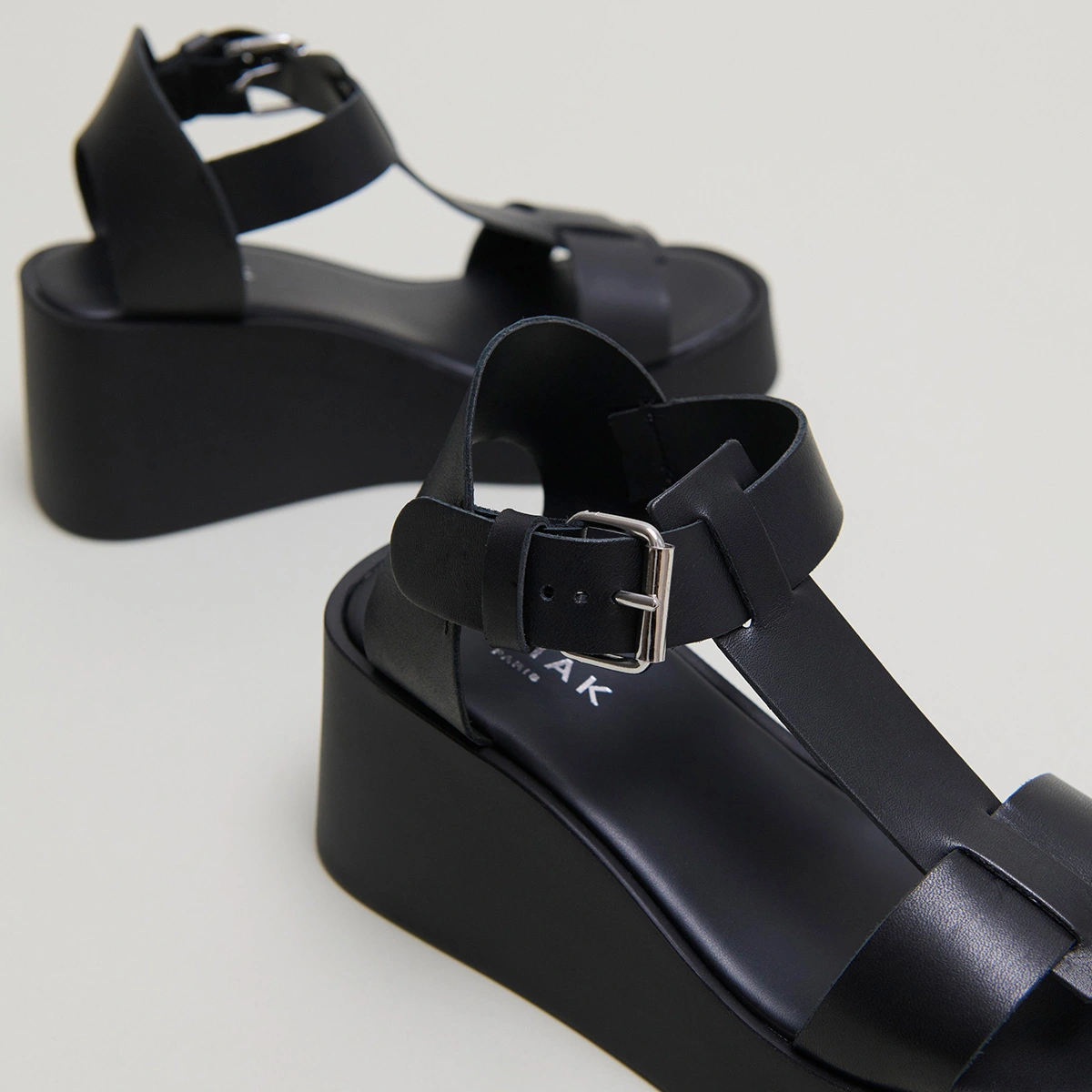 Sandales compensées à boucles ajustables en cuir noir | ESTELLE | Jonak