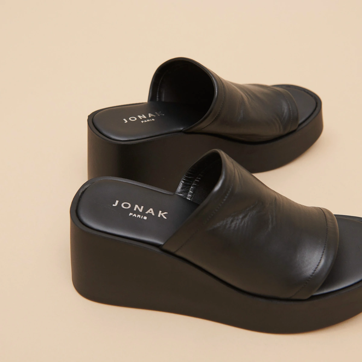 Mules compensées en cuir noir | EUGENE | Jonak