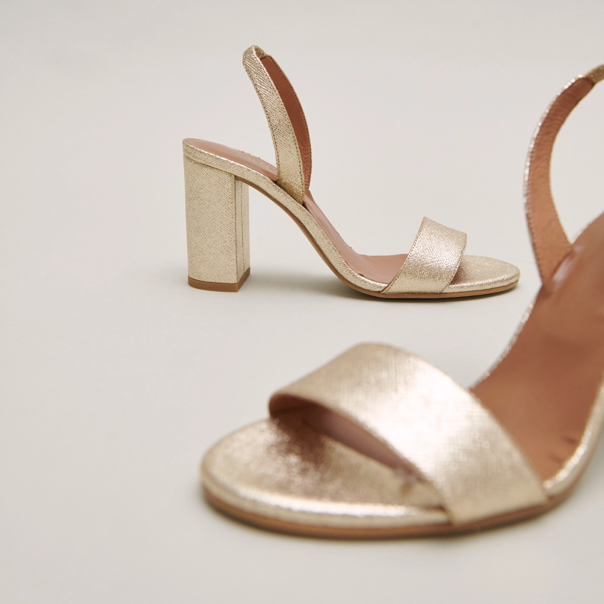Sandales à talons en textile métallisé platine | DIDUS | Jonak